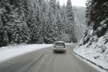 Ugažen snijeg na kolovozu, preko prevoja potrebni lanci