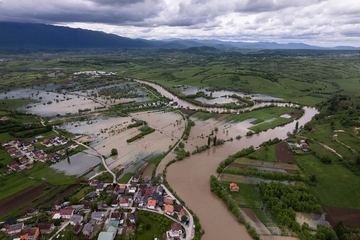 Bihać: Voda prelazi preko nasipa, situacija nije bila gora od 1988.