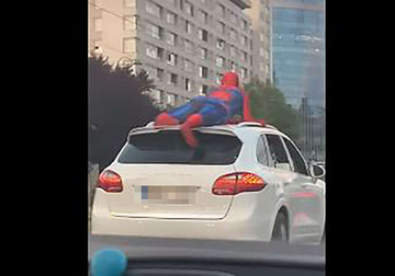 KAŽNJEN "SARAJEVSKI SPAJDERMEN" Zbog vožnje na krovu automobila mora da plati 400 KM