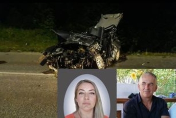 Optuženi za smrt supružnika bahati se u sudnici