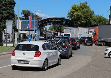 Duge kolone vozila na ulazu u BiH