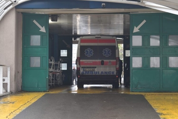 Izbodenog ga izbacili ispred Hitne pomoći