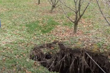 Misterija u BiH: Otvorila se zemlja i napravila veliku rupu, niko ne zna koliko je duboka /VIDEO/