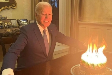 Fotografija s Bajdenovog rođendana postala hit: "Toliko si star da ti na torti gori logorska vatra"