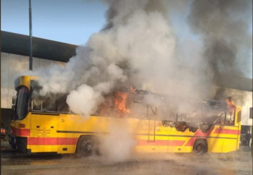  U LUKAVCU  izgorio autobus, požar zahvatio i vozila na parkingu