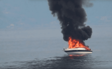 Zapalio se gliser na Jadranu, putnici skakali u more