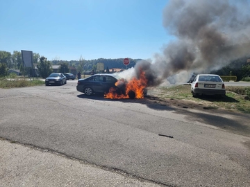 Požar u Ugljeviku: Gori vozilo, stižu vatrogasci 