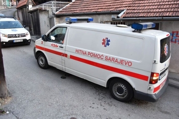 Preminuo mladić koji je sinoć skočio sa zgrade na Dobrinji