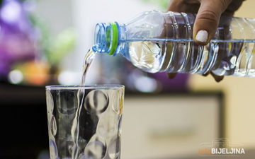 Zašto je važno da uz obrok ne pijete vodu?