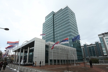 Drama ispred zgrade Vlade RS: Državljanka Crne Gore htjela doći do Dodika, pa napala policajca