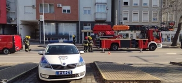 DRAMA NA SVETOG NIKOLU Muškarac se zaključao u stan, prijeti da će da ubije svakog ko mu priđe