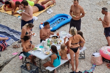 Na plaži kod Makarske postavili sto za ručak, ponijeli i lonac