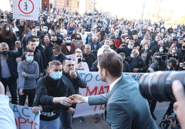 Tačno u pet časova oglasila se pištaljka i centru Banjaluke koja je nagovijestila protest ugostitelja.