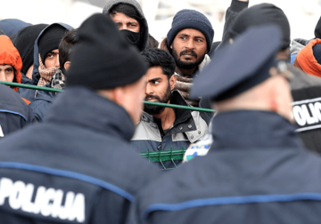 "ŽELIMO SLOBODU I POMOĆ EU" Protest migranata tokom posjete Cikotića kampu "Lipa"