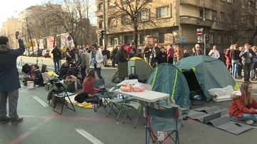 U toku 24-satna blokada u Beogradu, demonstranti napravili „kamp“ na ulici 