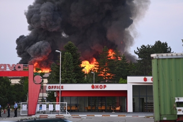  Gori hala u krugu fabrika "Sava", veliki broj vatrogasaca iz Bijeljine i okoline gasi požar!/FOTO/