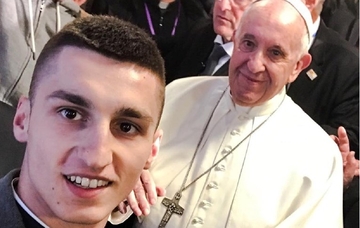 Đoković se slikao s hrvatskim sveštenikom. Srbi: Prizor koji ruši predrasude