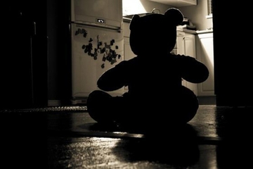 Otac i maćeha optuženi da su dječaka (6) držali zaključanog u kući bez struje i hrane