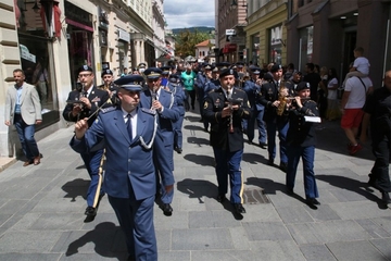 Defile vojnih orkestara OSBiH i američke vojske kroz centar Sarajeva