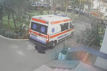 Vozilo Hitne pomoći udarilo ženu (UZNEMIRUJUĆI VIDEO)