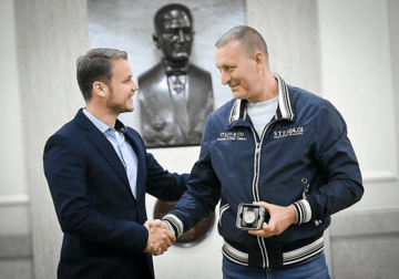 SAT I DODATAK NA PLATU Gradonačelnik nagradio radnika Gradske uprave koji je spasio život Banjalučanki