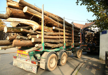 Nesreća kod Žepe: Prevrnuo se kamion sa trupcima