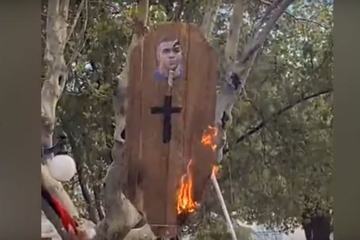 Spaljen kartonski kovčeg sa likom Embapea (VIDEO)