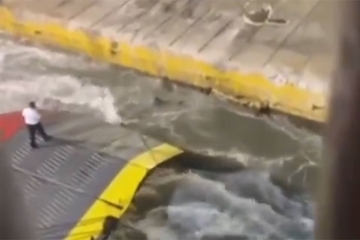 Radnici trajekta ga bacili u more, preminuo u bolnici (UZNEMIRUJUĆE)