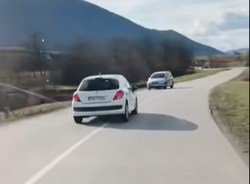 Za dlaku je izbjegnut sudar sa autobusom: Pijan krivudao cestom, drugi vozač ga upozoravao (VIDEO)