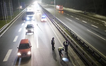 STRAVIČNO NA MJESTU NESREĆE: Pao sa pasarele, udario ga automobil pa autobus (FOTO)