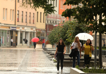 DANAS OBLAČNO VRIJEME Tokom dana prolazna kiša, uveče pljuskovi i grmljavina