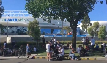 PODRŠKA NOVAKU ISPRED"KANAL7 TV" Protesti u inat voditeljima koji su vređali Đokovića /VIDEO/